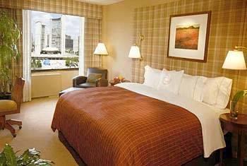 Accommodation in Toronto: Hotels TORONTO THE TOWN INN SUITES Location: Located in the heart of the city, one block away from Yonge Street and the Bloor and Yorkville shopping district, only one