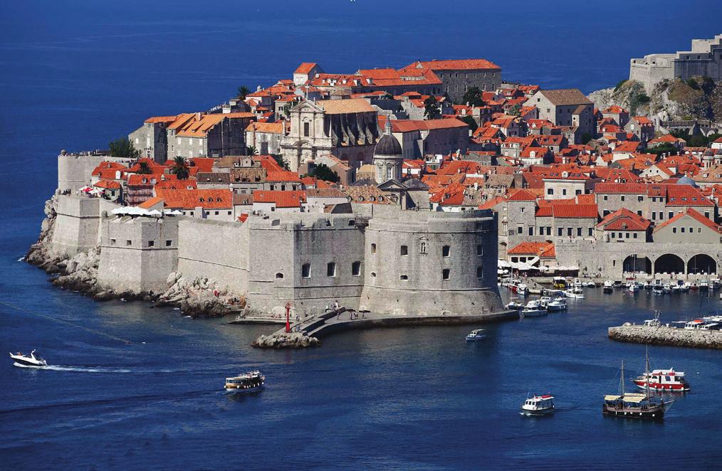 Doručak, izlet u istočnu Hercegovinu i Dubrovnik, posjet Vjetrenici, jednoj od najdužih kraških špilja u Europi.