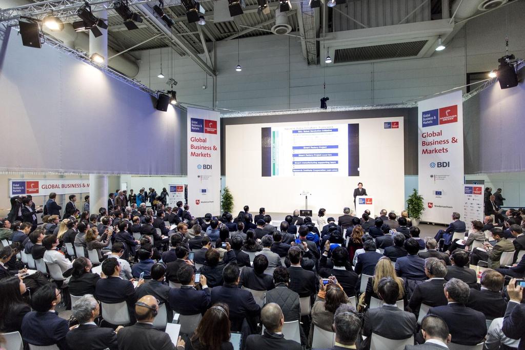 12 th German-Japanese Economic Forum Wednesday, 25 April 2018 Hannover, Germany Decarbonization of Mobility - Hydrogen and Electric Transport Systems as Solutions?