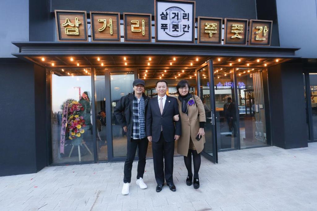 Yang Hyunsuk (left), President of YG Entertainment and Noh Heeyong (right), Chief Executive