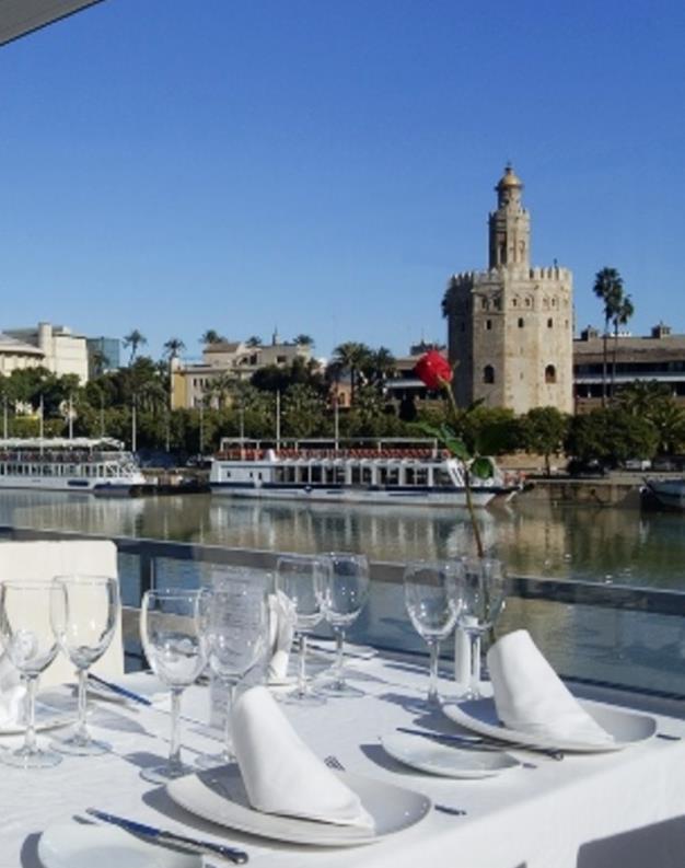 Rio Grande Restaurant is a popular summer-terrace restaurant placed at the banks of the Guadalquivir River and located in Triana