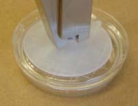 Press the suction cup on the agar plate, open the clip 4A, grab