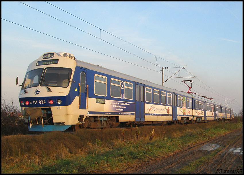 4.2. ELEKTROMOTORNI VLAK SERIJE 6 111 Elektromotorni vlak serije 6111 poznatiji još kao ''Mađar'', služi za gradsko-prigradski putnički promet. Prometuje najviše na području Grada Zagreba. Od 1992.