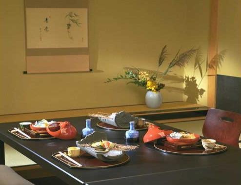 Dining Hakubai Japanese Restaurant Hakubai serves traditional Japanese favorites at lunch and dinner. The distinctive Kaiseki cuisine is noted for exquisite presentation as well as its delicate taste.
