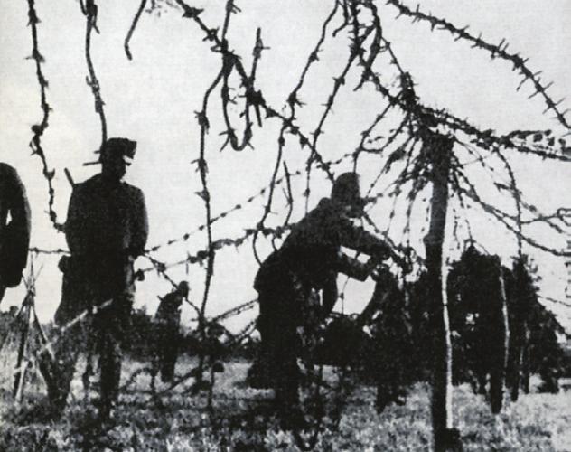1942 Italijani napenjajo /ico \ 1942 The Italians are setting up the barbed wire fence formed in Ljubljana on 27th April 1941.