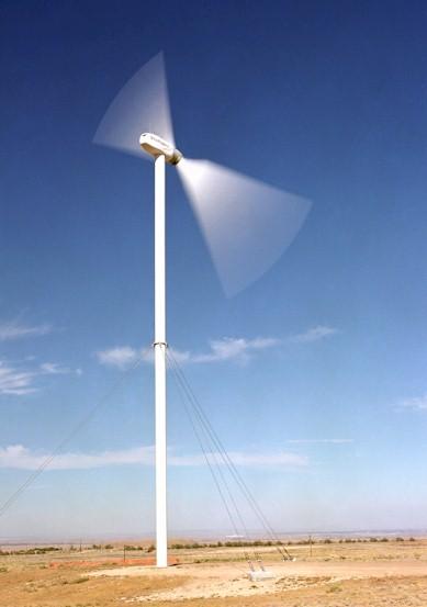 Konstrukcijski oblici vjetroturbina Slika 3.1. Izvedba sa stupom ispred lopatica i izvedba sa stupom iza lopatica Izvedba sa stupom postavljenim iza lopatica najčešće se koristi.