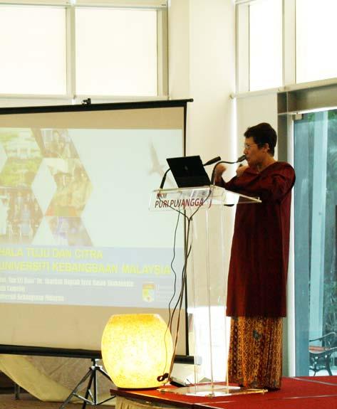 proses pengajaran dan pembelajaran. Beliau berkata demikian semasa menyampaikan ceramah kepada peserta kursus PTK bertajuk Hala Tuju dan Citra UKM pada 11 November 2010 di Puri Pujangga UKM.