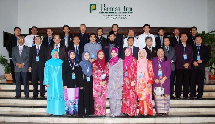 3 Penyelidikan e-pembelajaran di IPT Malaysia Oleh: Mohd Najib Adun Kementerian Pengajian Tinggi Malaysia (KPTM) dengan kerjasama Majlis Ketuaketua Penyelaras e-pembelajaran IPTA (MEIPTA) sedang