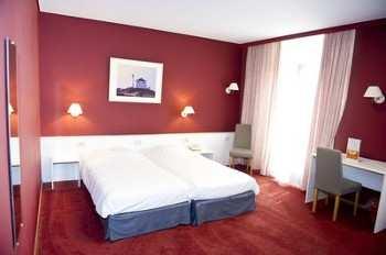 twins and 4 doubles Single use : 90 euro Hotel Louisa - Small