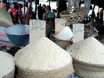 Rwanda s rice production does not meet the total national requirement. Figure 6: Marketing of Rice in Dar es Salaam Market, Tanzania.