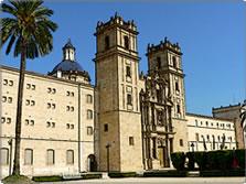 Inside, you may contemplate the magnificent chapel of Santa Barbara and others chapels with painted murals from the Gothic period.