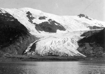 On the right, the photograph shows the disappearance of Muir Glacier from the field of view. The distant glacier at the extreme right is Rigs Glacier, more than 30 km to the north.