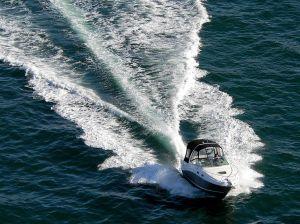 Motorinių SPP sraigtai ar vandens turbinos, taip pat su vandeniu besiliečiančios greitai plaukiančio laivo korpuso dalys sukelia ypač stiprią