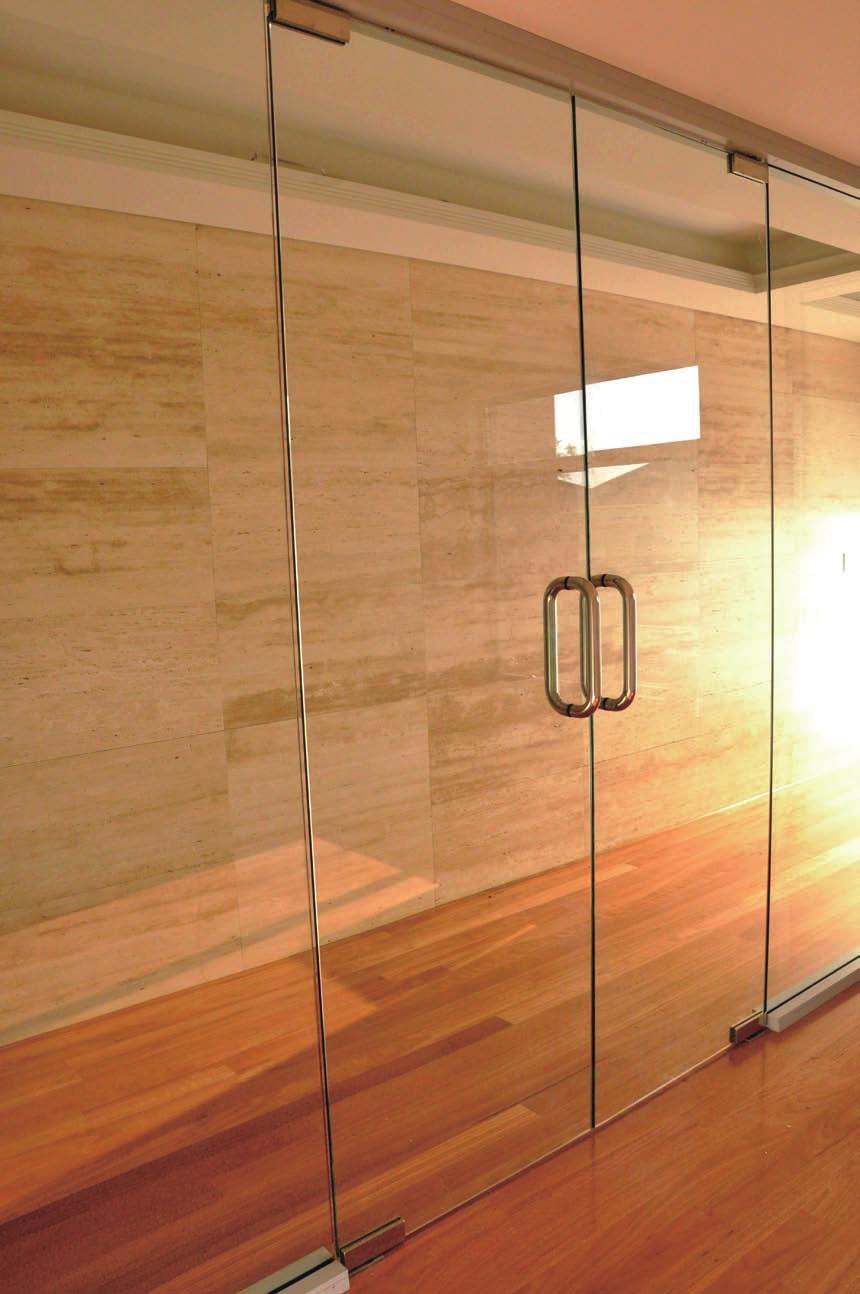 The frameless door comes with stainess steel patch fittings and handles to add a modern touch.