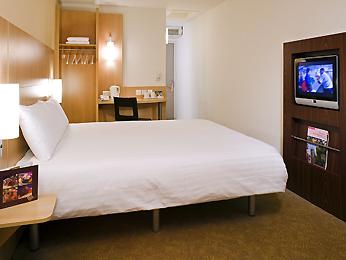 The en-suite accommodation comes with internet access and with satellite TV.