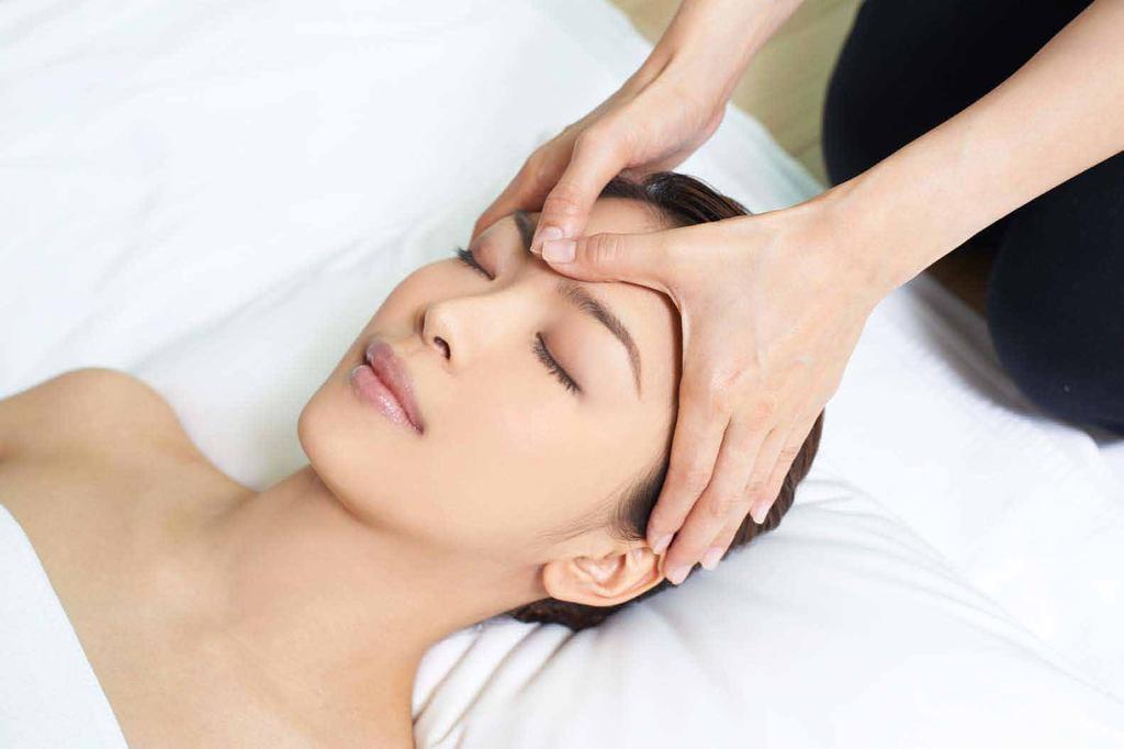 MANDARA FACIAL ELIXIRS Aromatic Facial Designed to promote healthy and radiant skin Our signature facial combines the perfect blend of nourishing plant extracts and traditional Thai ingredients to