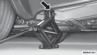 Simbol tačke za podizanje na lajsni praga OPREZ! NEMOJTE podizati vozilo putem lajsne bočnog praga karoserije.