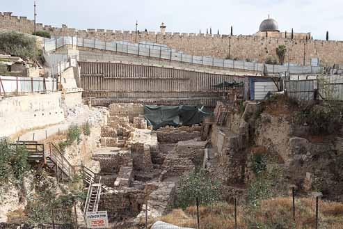 Excavations at the Givati Parking Lot in Silwan view towards the al-aqsa Mosque area.