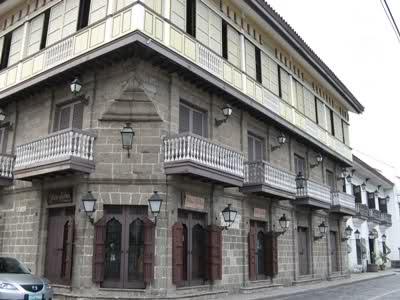 Another notable Spanish influence was the balconies in this neo-bahay kubos.