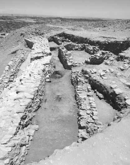 L. Nigro, M. Sala: Khirbat al-batråwπ Excavations, 2009 Season 19. EB IIIB (2500-2300 BC) pithoi retrieved in Building B3. 18. General view of the row of EB IIIB (2500-2300 BC) buildings and street L.