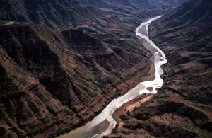 Quelle BBC Blue Nile Gorge For a million years the Blue Nile has been carving this huge gash through the Ethiopian Highlands.