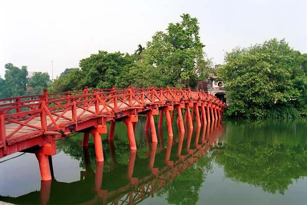DESTINATION 4: NGOC SON TEMPLE Hoan Kiem Lake neighborhood also retains many Eastern style architectures including Ngoc Son Temple (Temple of the Jade Mountain), which represents traditional value as