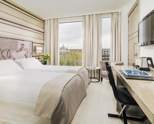 Rooms The H10 London Waterloo has bright, modern rooms, with laminate wood flooring, that are equipped with all the amenities you could need for a comfortable stay: LCD TV with