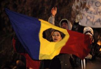 Vir: Deliberatelyconsidered: http://www.deliberatelyconsidered.com/wpcontent/uploads/2012/02/485522-protestatari.jpg. 5/ Rešitve: Demonstracije proti režimu v Romuniji. 1 točka.