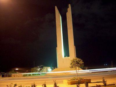 The statue was a gift from the Mexican Government. Image Courtesy of Wikimedia and Wilmer B) Obelisco Hembra Some simply refer to this monument as "OH".