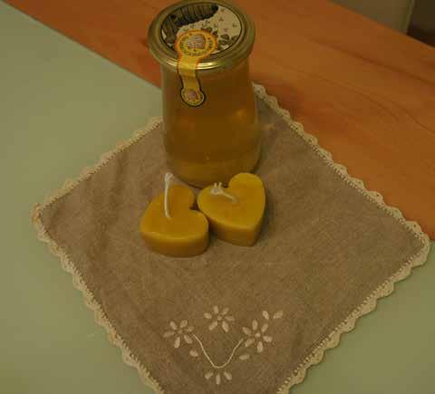 so dodani čebelji produkti. V praktičnem delu delavnice so učenci OŠ Poljčane izdelovali sveče iz čebeljega voska.