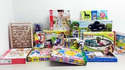 Darila otrokom Podjetje Hofer in Rotary club Domžale sta z igračkami razveselila otroke iz materialno šibkih družin.