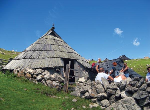 Turizem in prosti čas Tourism and leisure 8 Turizem na območju občine Kamnik temelji na izjemni naravni in kulturni dediščini. Razvijamo turizem, ki ima minimalne vplive na okolje.