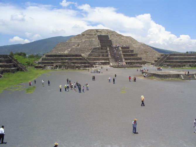 Guatemala Piramide de la Luna,