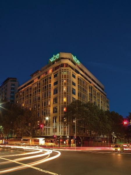 Vibe Hotel Sydney The Vibe Hotel Sydney is a 4.0 star full service hotel situated in the southern precinct of Sydney s CBD at the corner of Elizabeth Street and Goulburn Street.