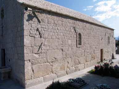 Sl. 5: Kamenmost kod Imotskog, crkva sv. Luke, stećci u južnom zidu crkve (fotografirao: I. Alduk). Imotskog. Okolnom kršćanskom stanovništvu je osim kao crkva služila i kao utvrda s izrazito širokim zidovima i kamenim svodom pokrivenim krovom od kamenih ploča.