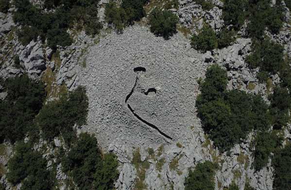 U dalmatinskom krajoliku, svojom se brojnošću i smještajem ističu kamene gomile prapovijesni tumuli.