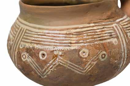 Sl. 5: Keramička posuda ukrašena bijelom pastom koja sadrži usitnjene spaljene kosti, lokalitet Beli Manastir - Širine, kultura transdanubijske inkrustirane keramike, rano i srednje brončano doba