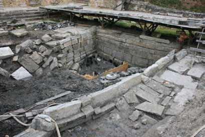 (drvene grede) i s vidljivom stražnjom stranom južnog zida (4. st.) s ugrađenim žrtvenicima (2.-3. st.). (fotografirala: D.