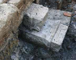 10: Sjeverni zid izvorišnog bazena (istočni dio) s označenim sekundarno upotrebljenim obrađenim kamenjem (žrtvenici, natpisi i dr.