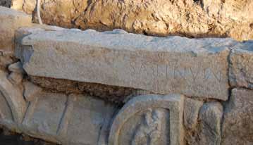 Sl. 3: Greda s natpisom ugrađena u nasip zajedno sa sarkofagom na istočnom dijelu Salone (fotografirao: D. Demicheli). nestajali jer su predstavljali potencijalno vitalan gradski prostor.