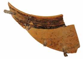 a b na posudama iz brončanoga doba. U kasnijim razdobljima rupe su bile povezane žicom te metalnim ili olovnim spojkama (sl. 9a, 9b) što je bila uobičajena praksa u rimsko doba.