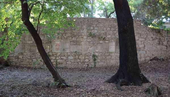 Sl. 6: Salonitanski natpisi ugrađeni u zid perivoja Garagnin-Fanfogna u Trogiru (fotografirala: I. Miloglav).