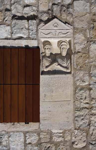 Sl. 7: Portretna stela (CIL III 2491) ugrađena kao nadvratnik u Gašpinoj mlinici u Solinu (izvor: http://solin-info. com/hr/znamenitosti/solin-danas/gaspina-mlinica/).