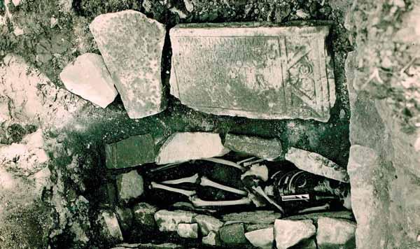 Sl. 14: Epigrafski spoliji u srednjovjekovnome grobu u Šupljoj crkvi u Solinu istraženih 1931. god. (Fototeka Konzervatorskog odjela u Splitu). upotrebi, no djelomično su i preinačeni.