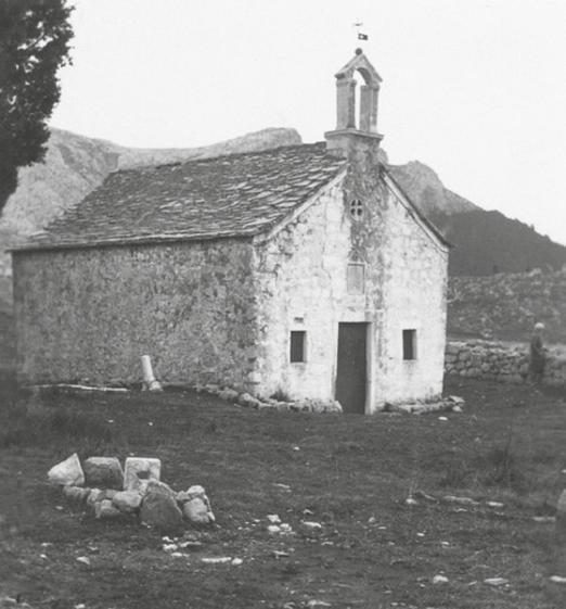 Sl. 18: Crkva sv. Ivana Kliškog s ugrađenim nadgrobnim natpisom (CIL III 9187) na pročelju (Fototeka Konzervatorskog odjela u Splitu).