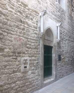 Sl. 19: Antička stela prerađena u otvor za milodare i uzidana u južni zid crkve sv. Duha u Splitu (fotografirao: D. Demicheli). br. 4). Grobljanska kapela crkve sv.