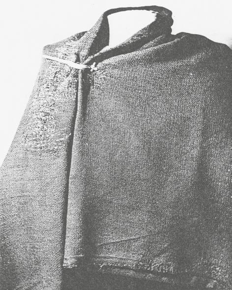 Among the afore-mentioned Bronze Age grave finds of complete garments in Denmark, some of them have mended parts, thus pointing to a longer use during life-time (Broholm & Hald 1935: fig.
