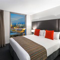Located in the heart of the CBD Four Points by Sheraton Brisbane is a 2 minute walk from the beautiful Brisbane River, Queen Street Mall s shopping hub and the entertainment district of Eagle Street