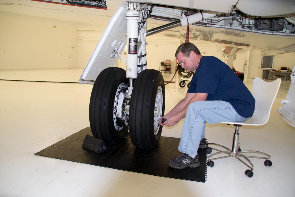 Tires Versus Pavement: Pilots, mechanics, and airport managers on the same page Pilots often think tire pressure and condition are a mechanic s worry, not theirs.