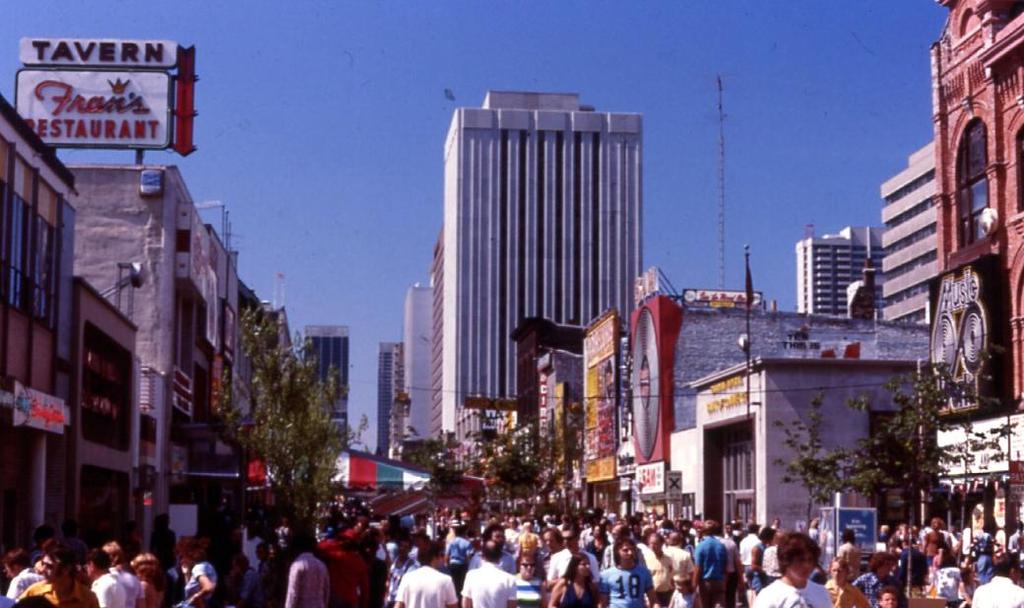 Street Pedestrian Mall (1975) Photo source: http://commons.wikimedia.